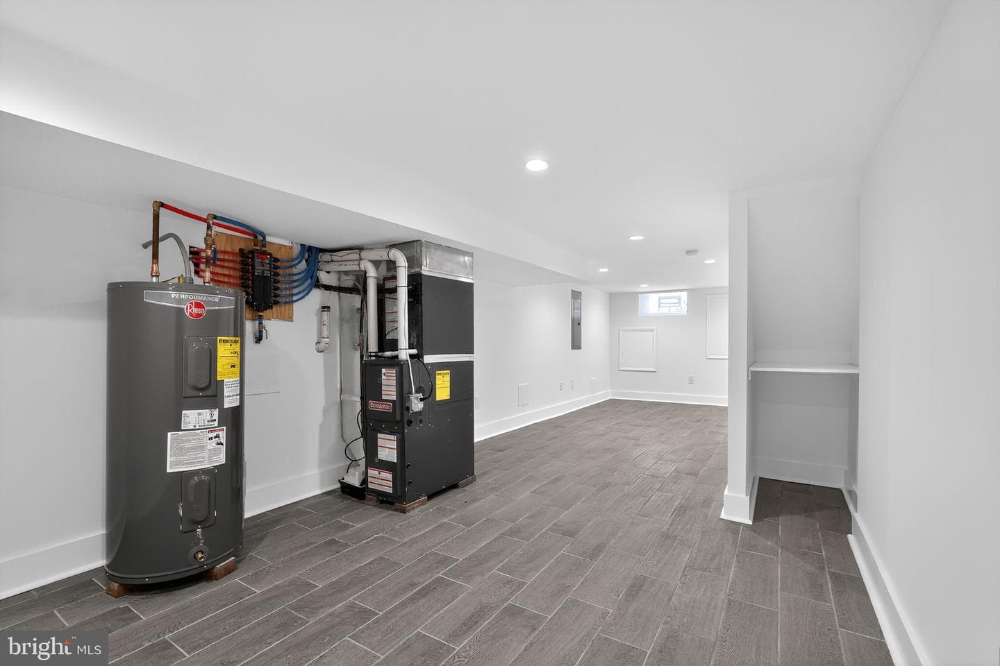 2646 E Monmouth Street photo 27