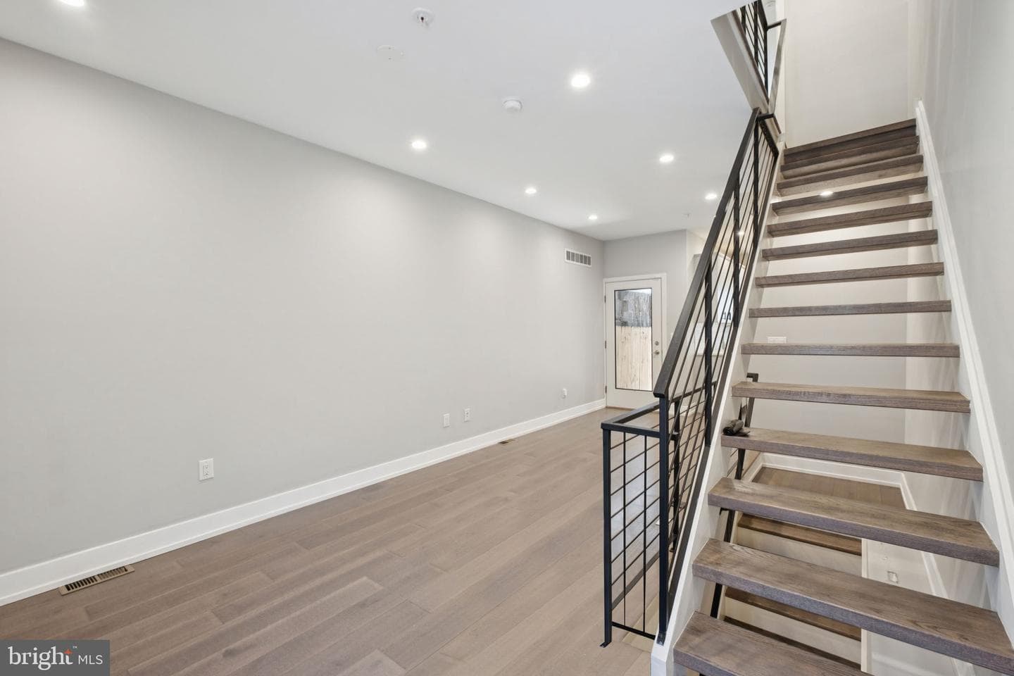1533 S Lambert Street photo 9