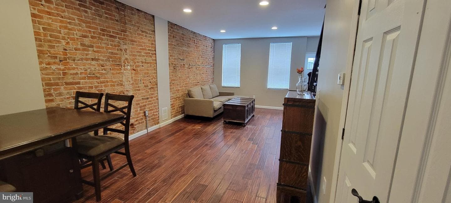 2722 E Madison Street photo 4