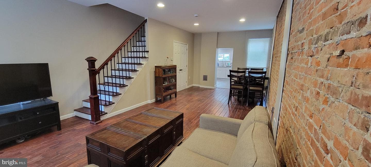 2722 E Madison Street photo 5