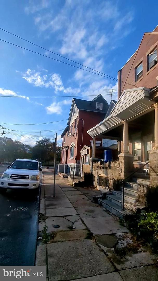 2819 W Somerset Street photo 2