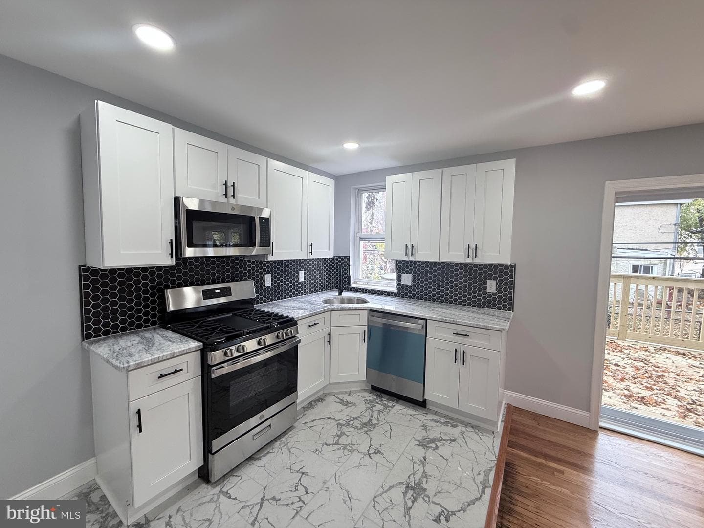 1124 E Stafford Street photo 6