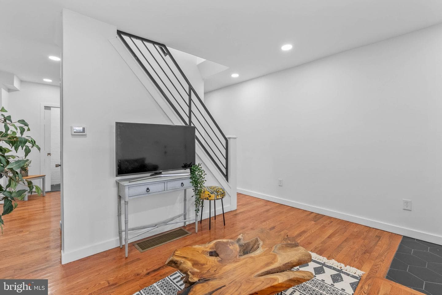 5942 N Norwood Street photo 7