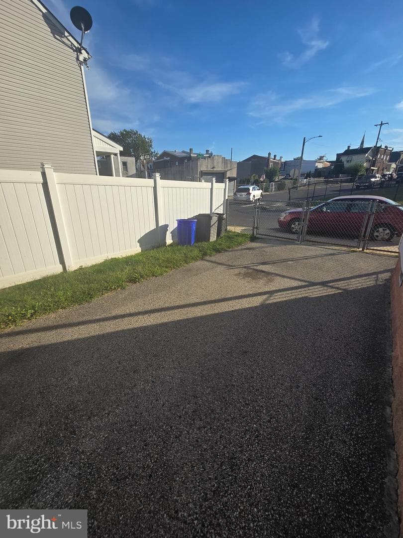 1820 Wilmot Street photo 5