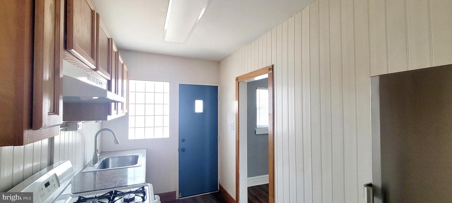 1022 W Oregon Ave photo 10