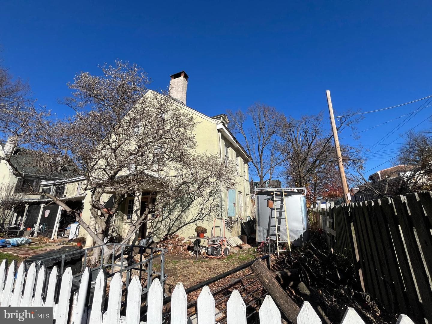 145 W Queen Ln photo 3
