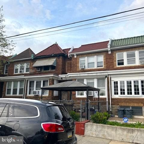 1215 Bridge St photo 3