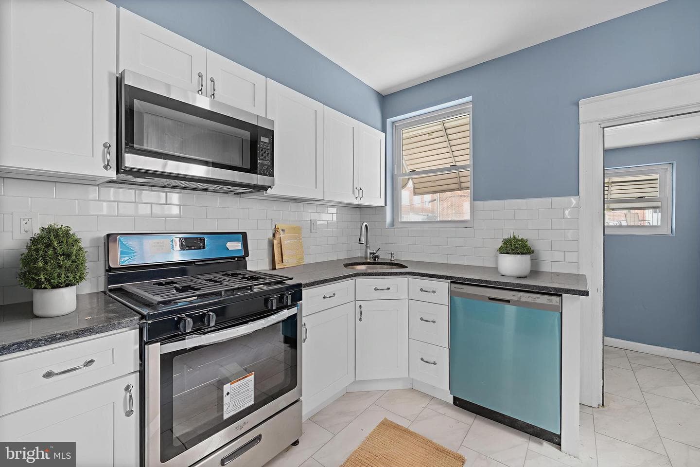 6714 N Smedley Street photo 3