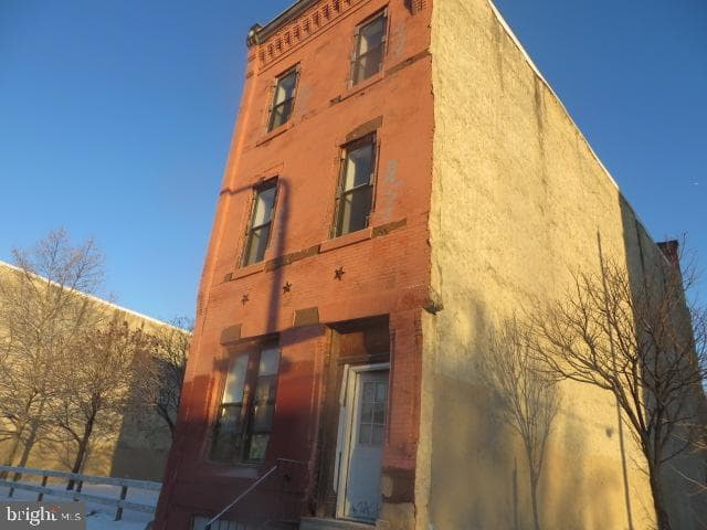 2033 W Diamond Street