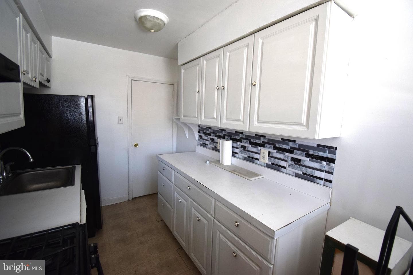 6145 N Warnock Street photo 10