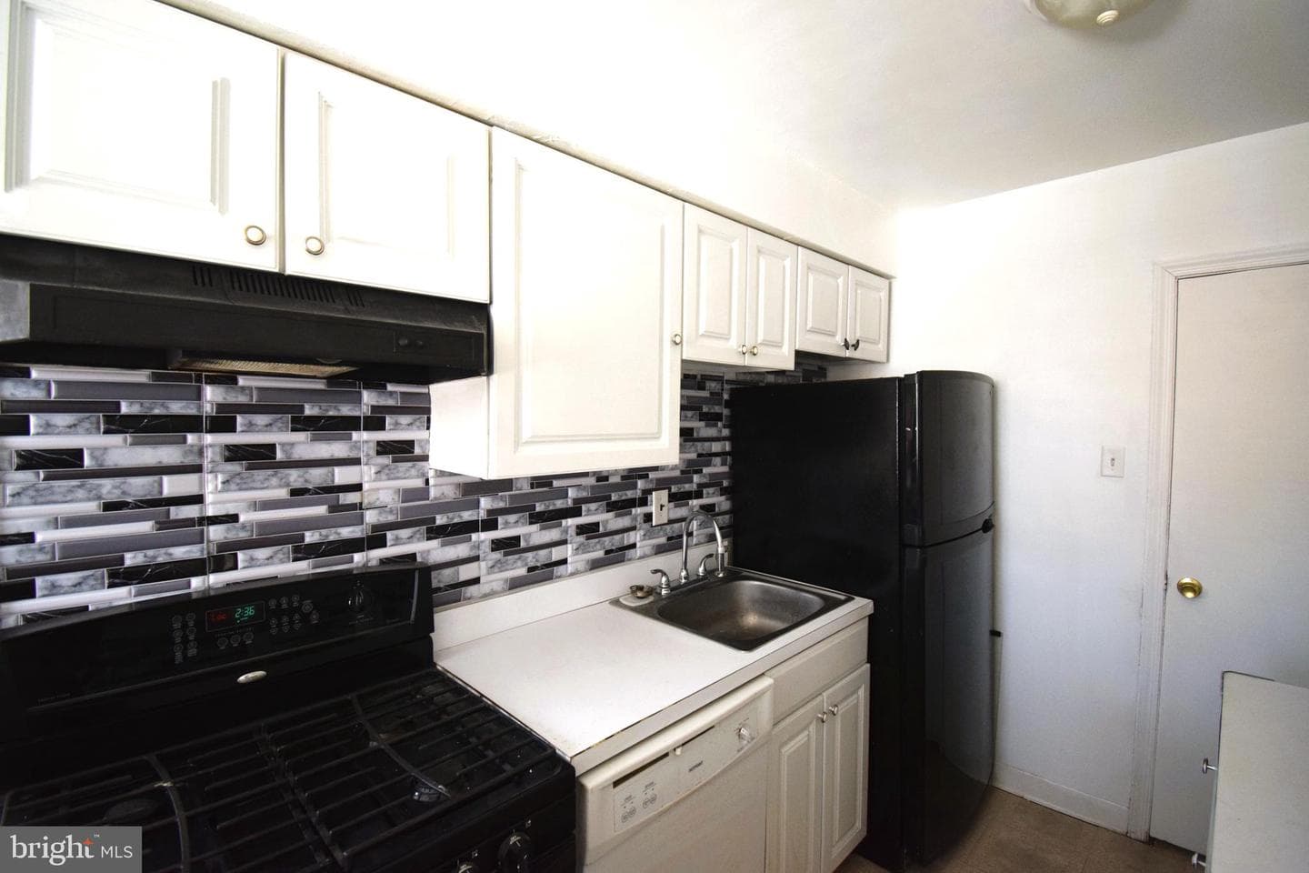 6145 N Warnock Street photo 11