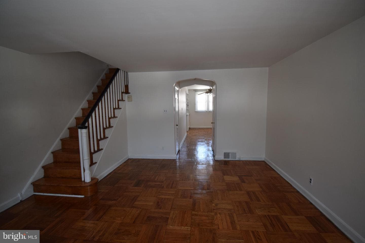 6145 N Warnock Street photo 7