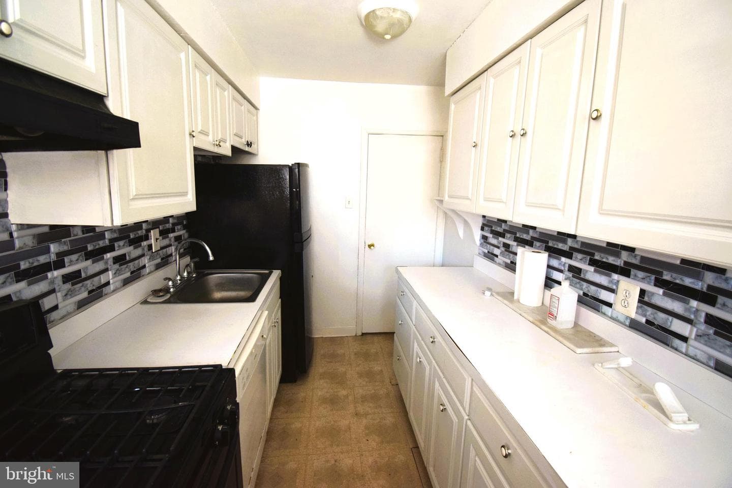 6145 N Warnock Street photo 9