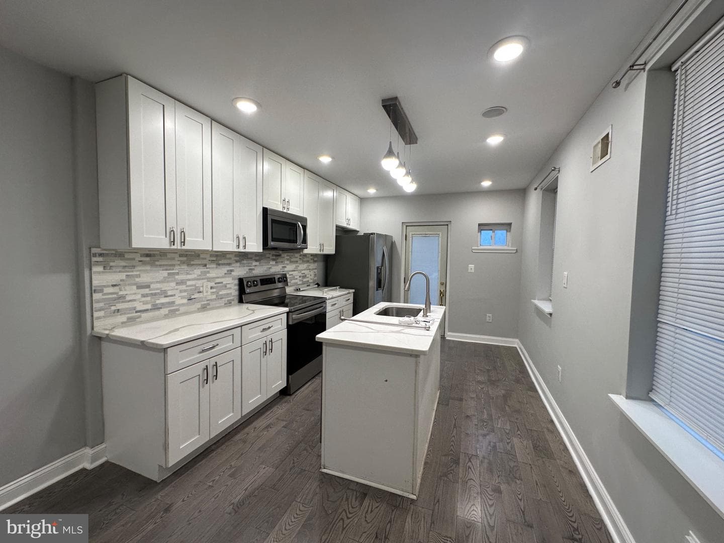 5031 Ludlow Street photo 5