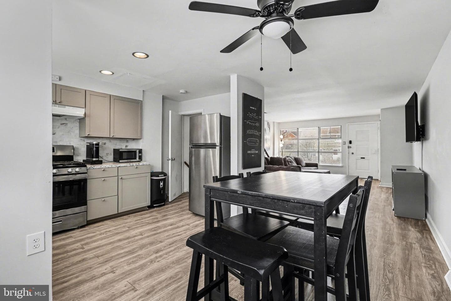 5411 Vicaris Street photo 7
