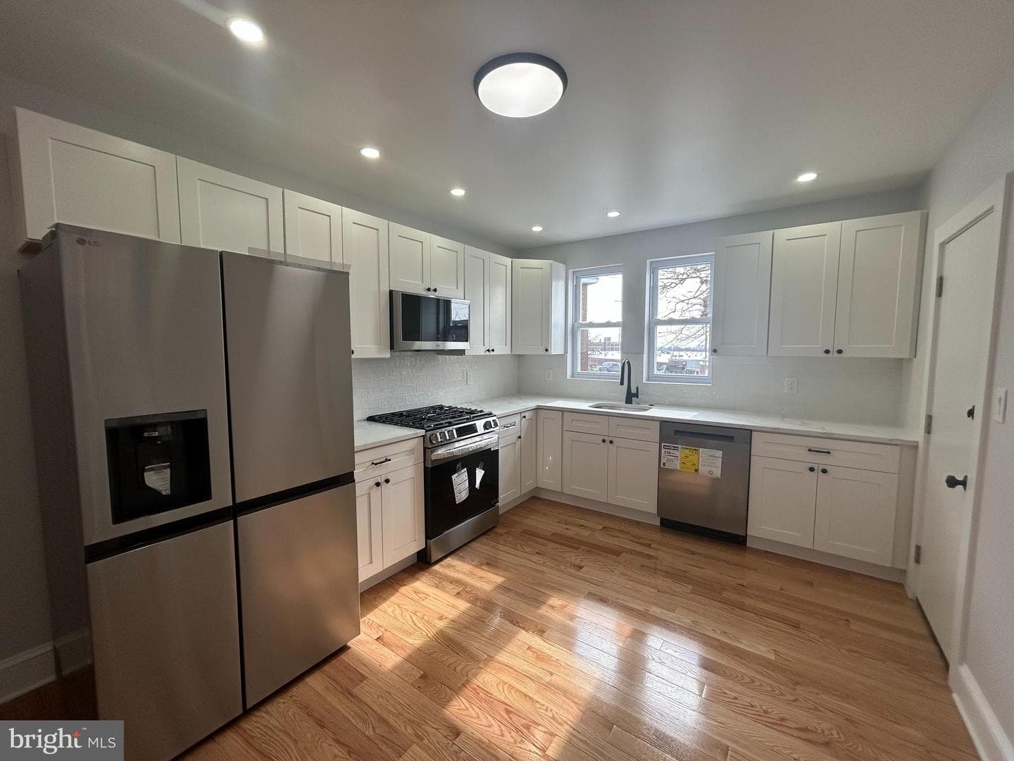5652 W Berks Street photo 11