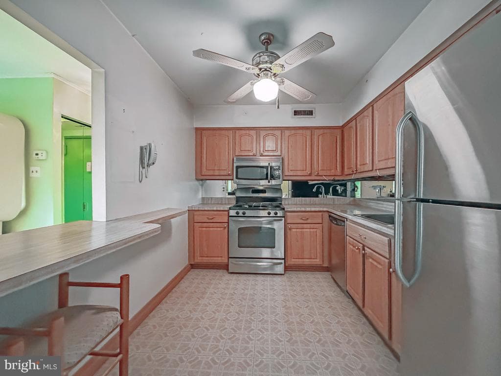 44303 Delaire Landing Road #303 photo 18