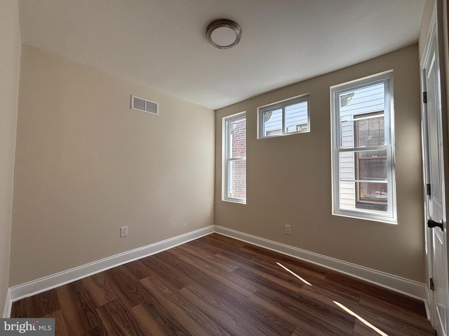 5650 Whitby photo 12
