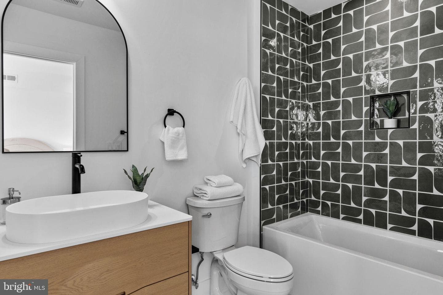 749 N Capitol Street photo 36
