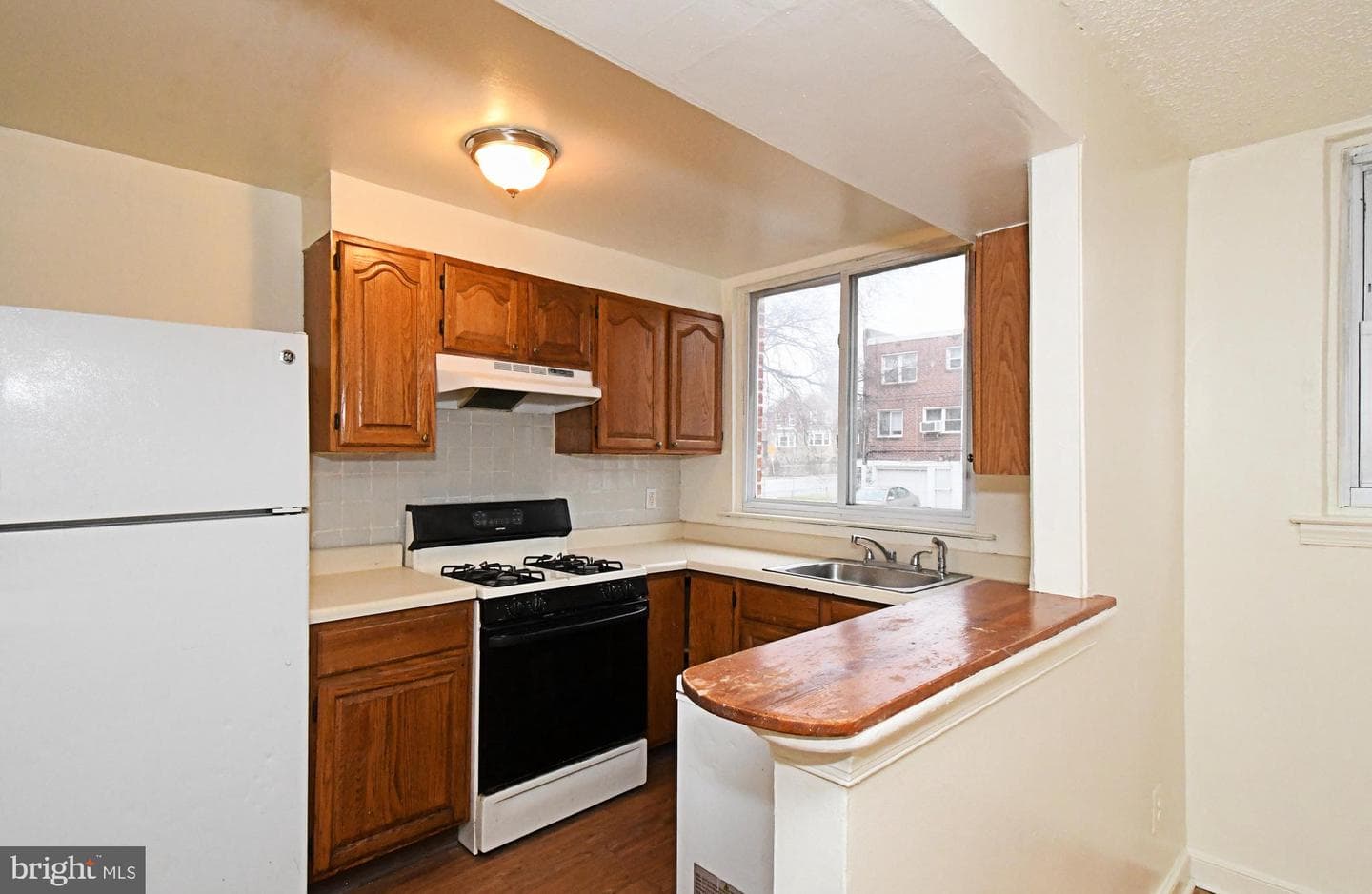 1107 E Sharpnack Street photo 21