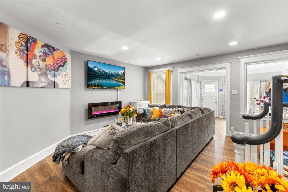 5211 Diamond Street photo 9