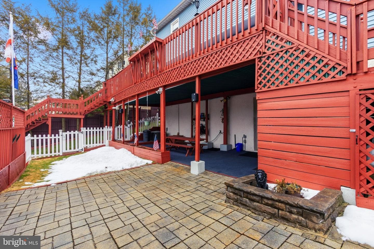 814 Caledonia Street photo 24