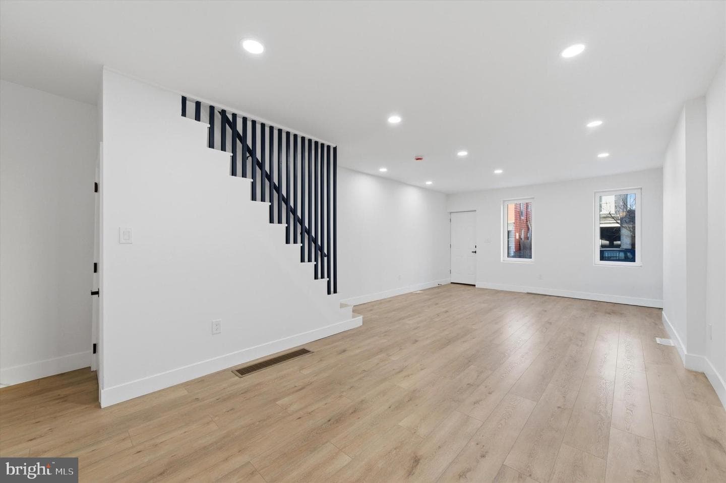 2021 E Sergeant Street photo 4
