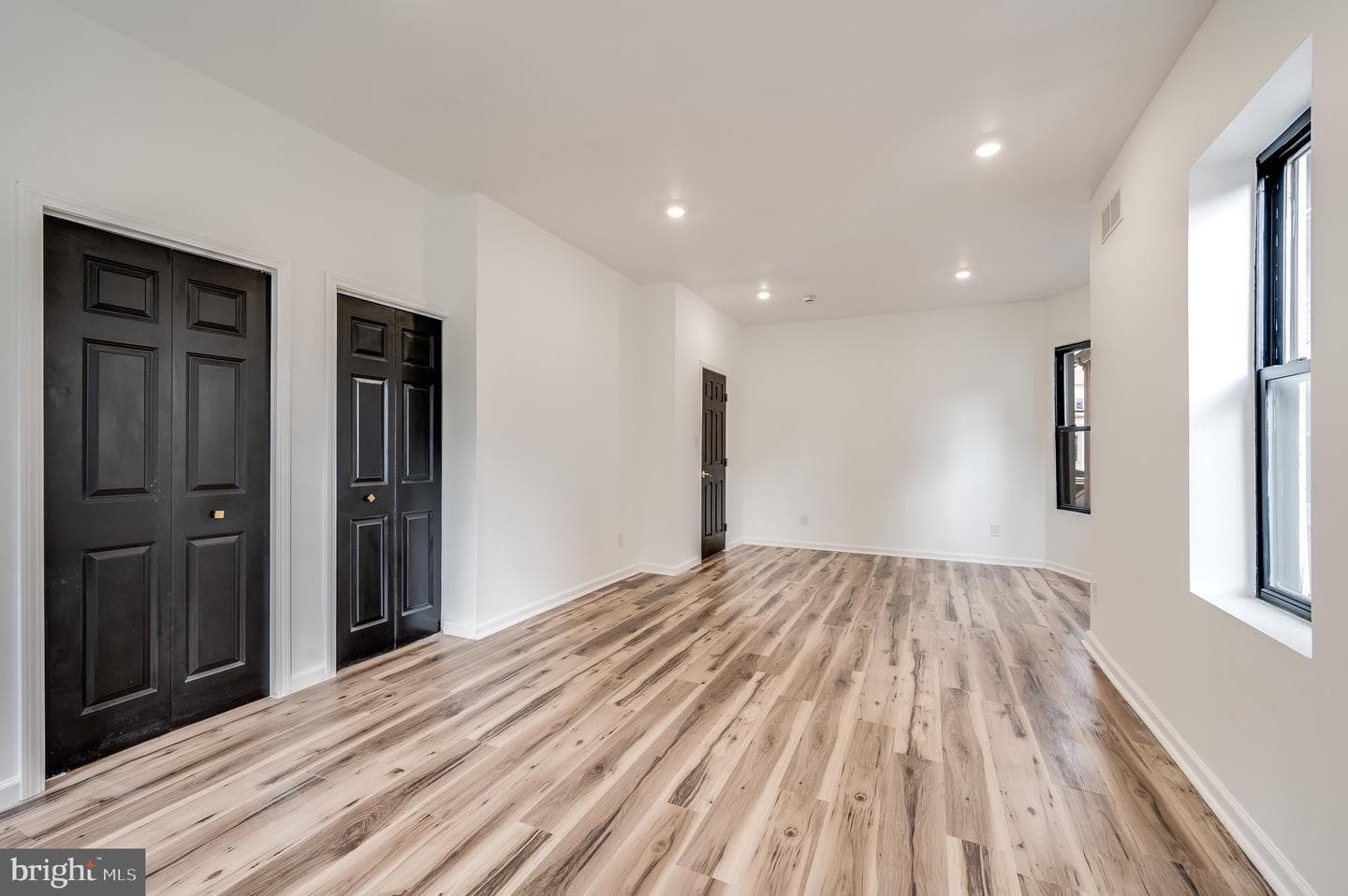 111 W Sharpnack Street photo 23