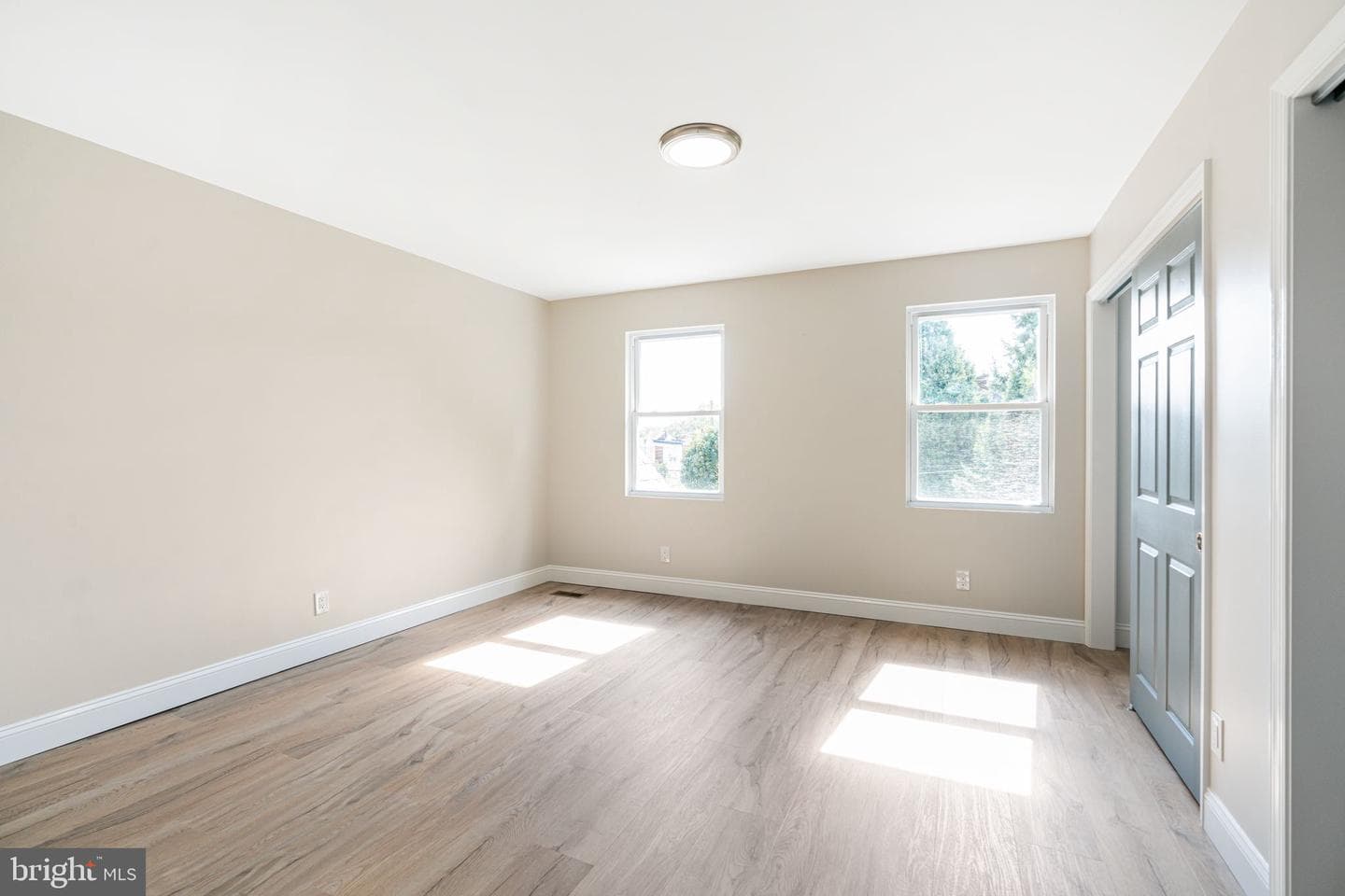 7705 Pickering Avenue photo 10