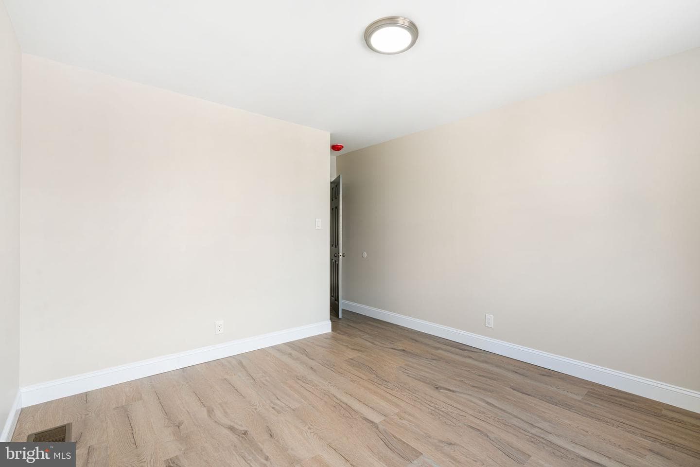 7705 Pickering Avenue photo 19