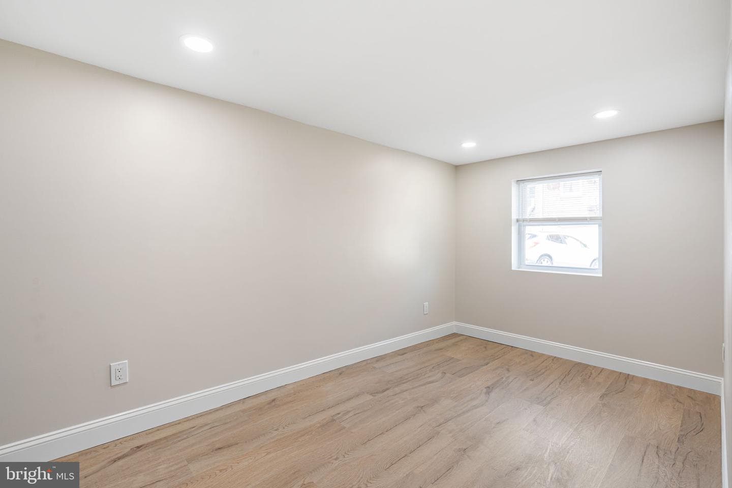 7705 Pickering Avenue photo 25