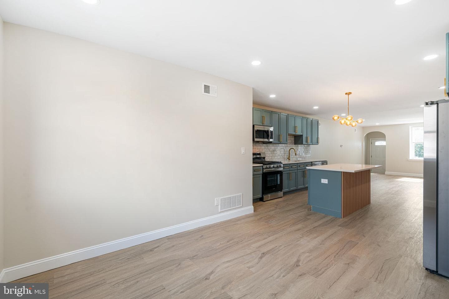 7705 Pickering Avenue photo 9