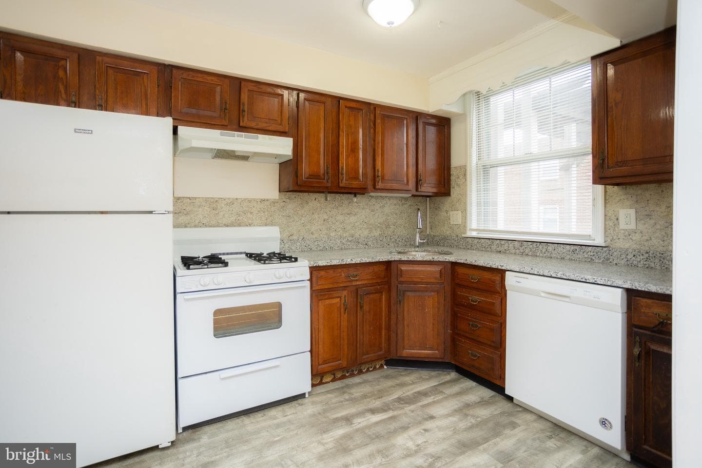 6911 Oxford Avenue photo 4