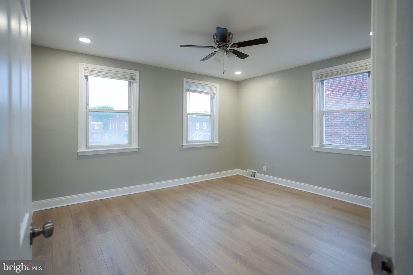 6911 Oxford Avenue photo 7