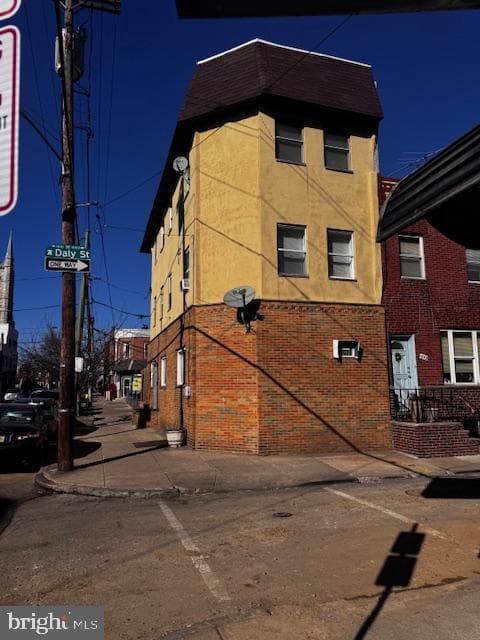 1055 Daly Street photo 3