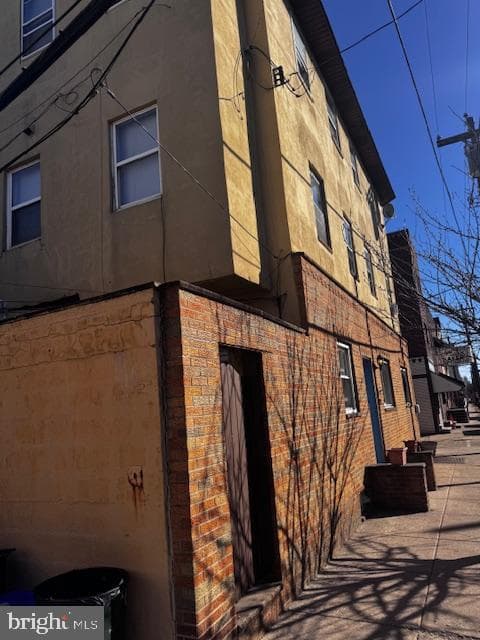 1055 Daly Street photo 4