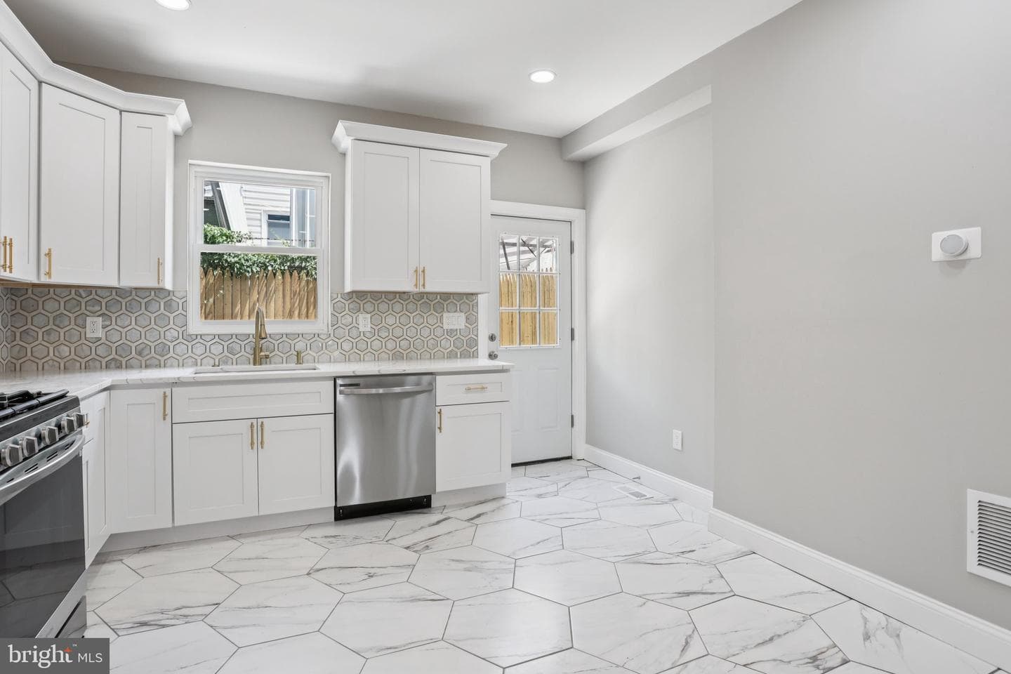 2225 N Waterloo Street photo 11