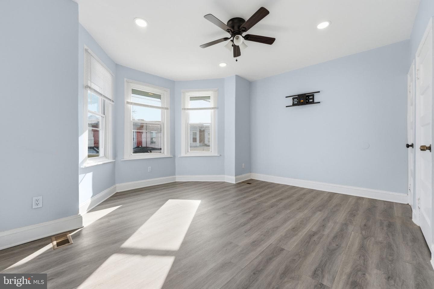 5635 Montrose Street photo 23