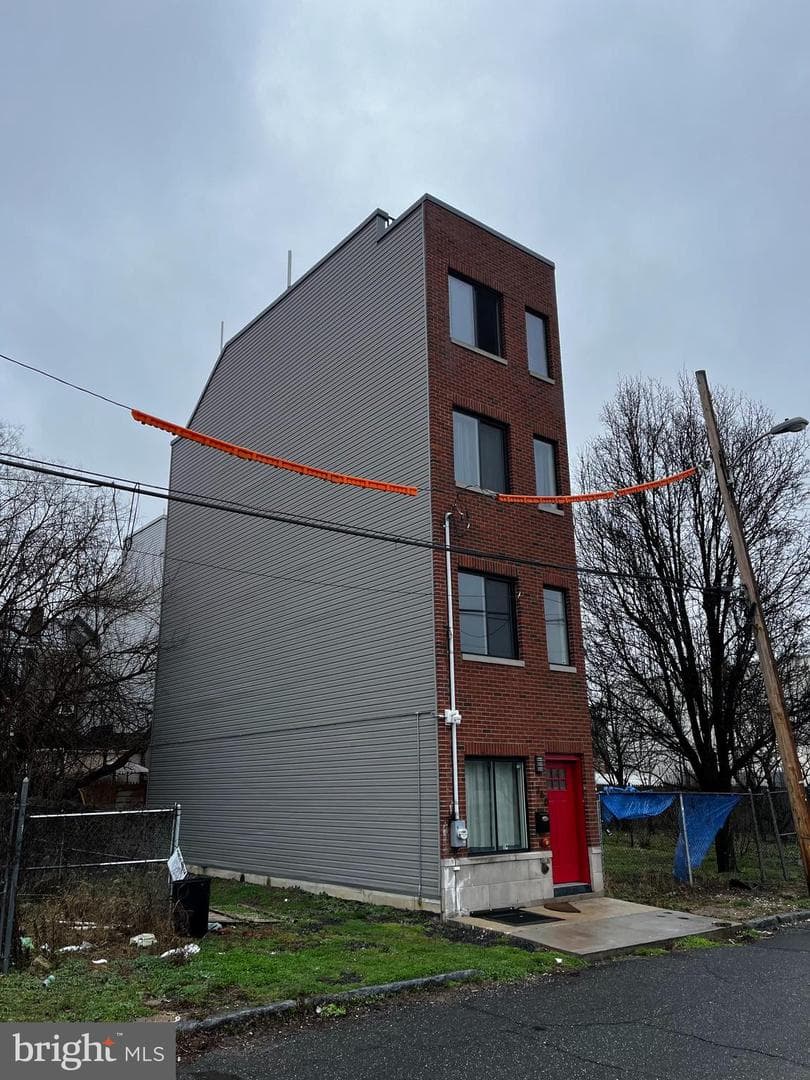 1760 N Bodine Street photo 2