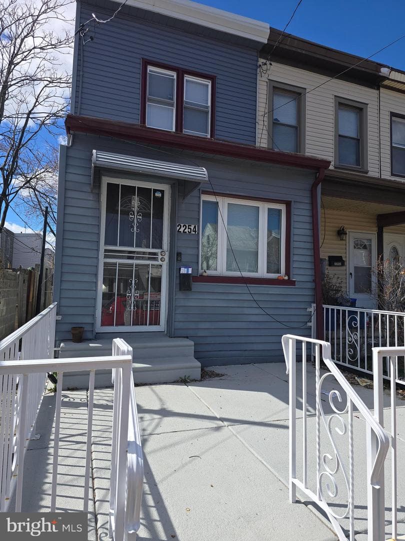 2254 Pratt Street photo 2