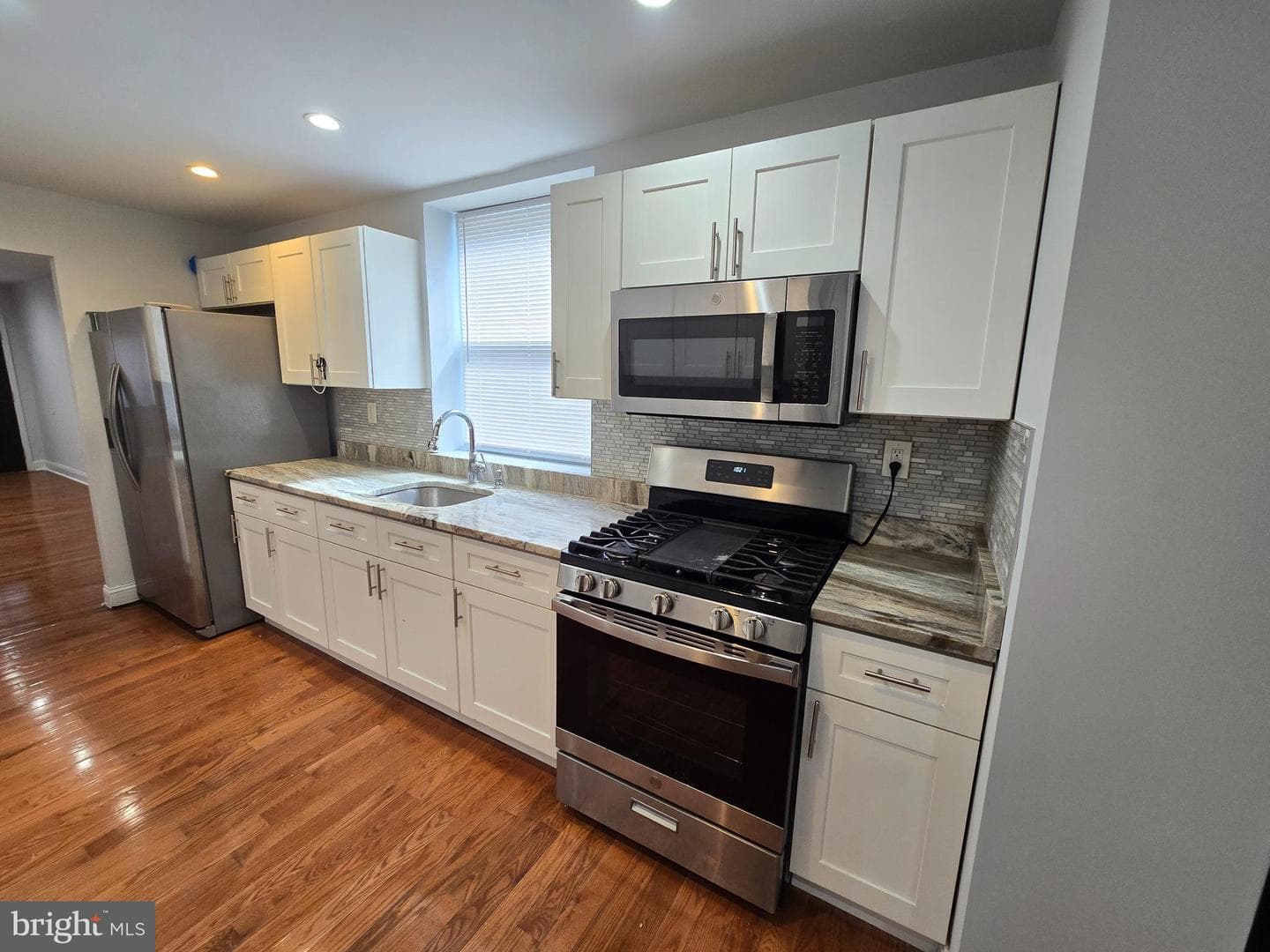 2254 Pratt Street photo 7