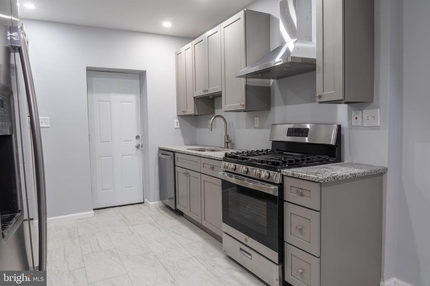 2323 Moore Street photo 6