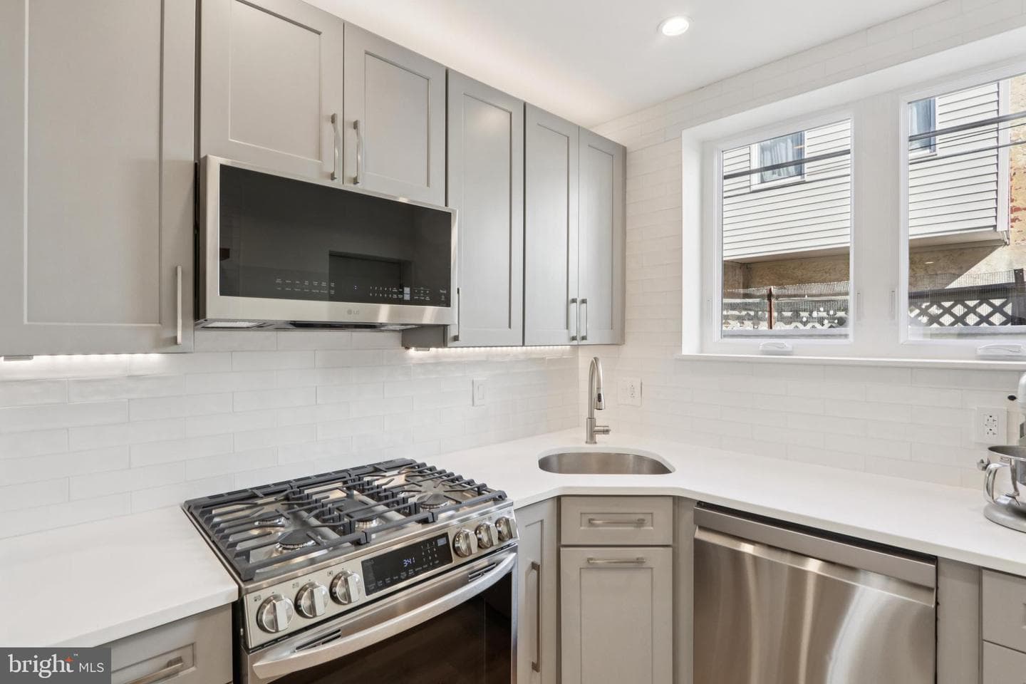 2441 S Clarion Street photo 27