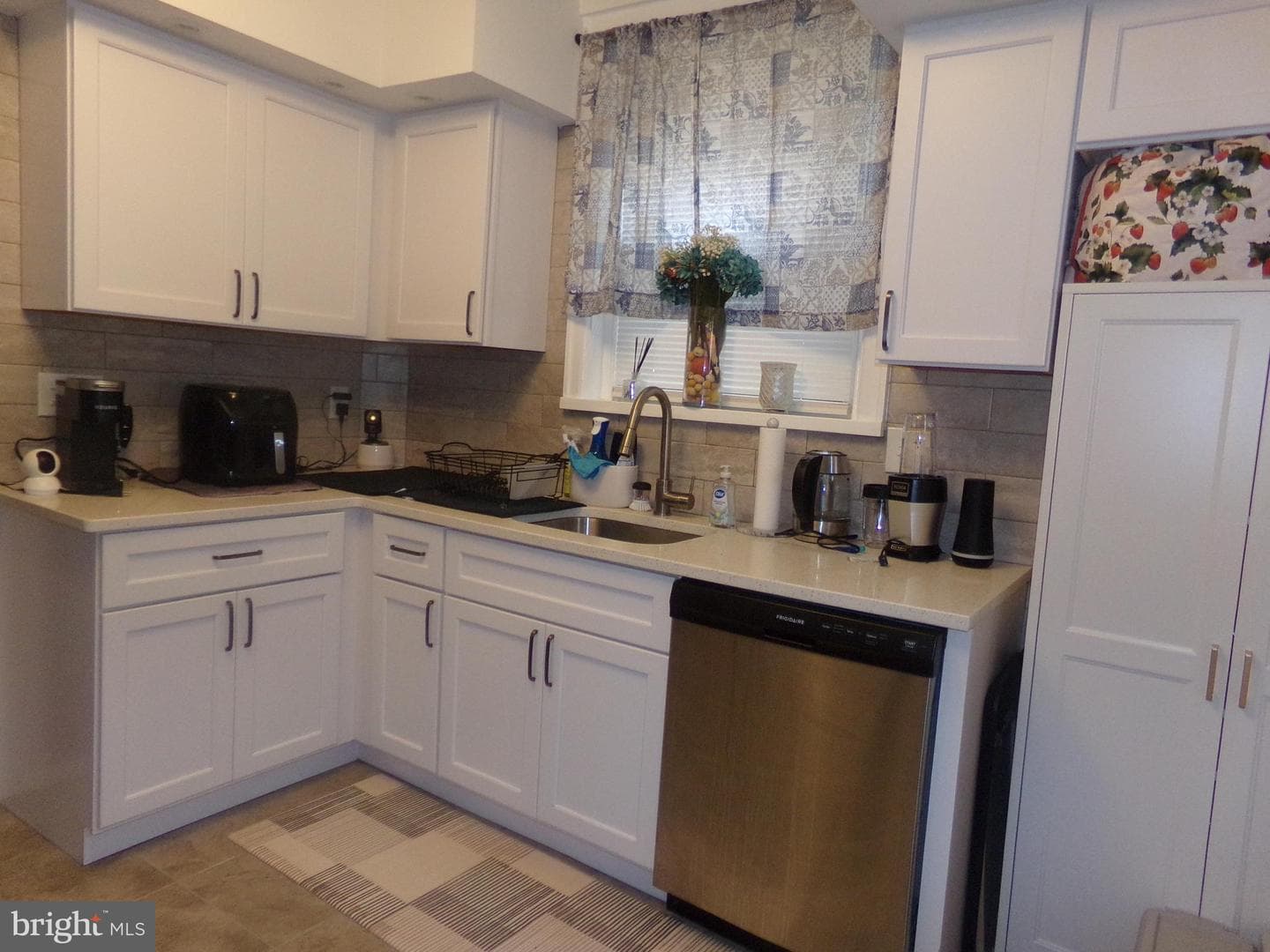 160 Linton Street photo 13