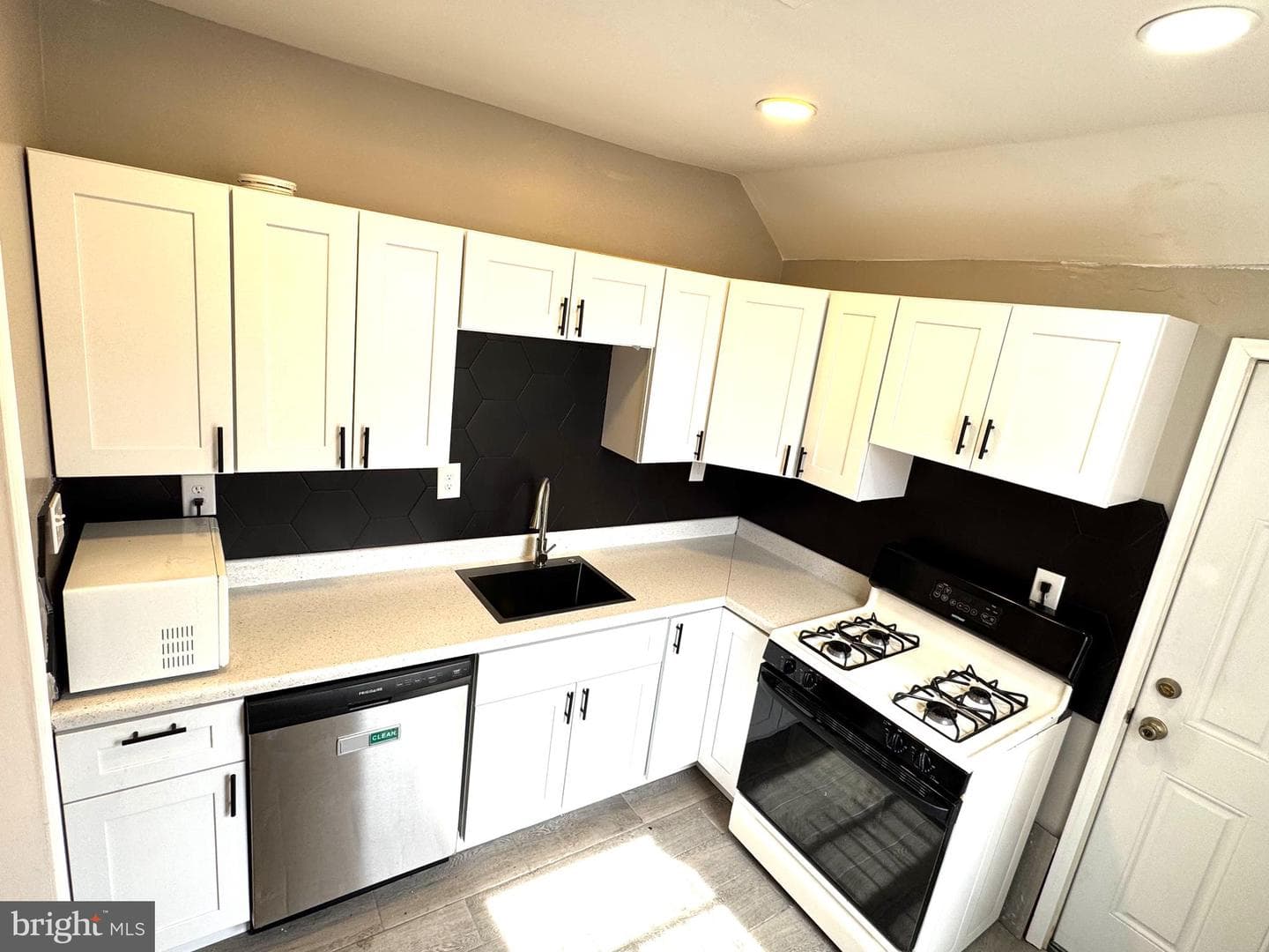 2957 N Sydenham Street photo 7