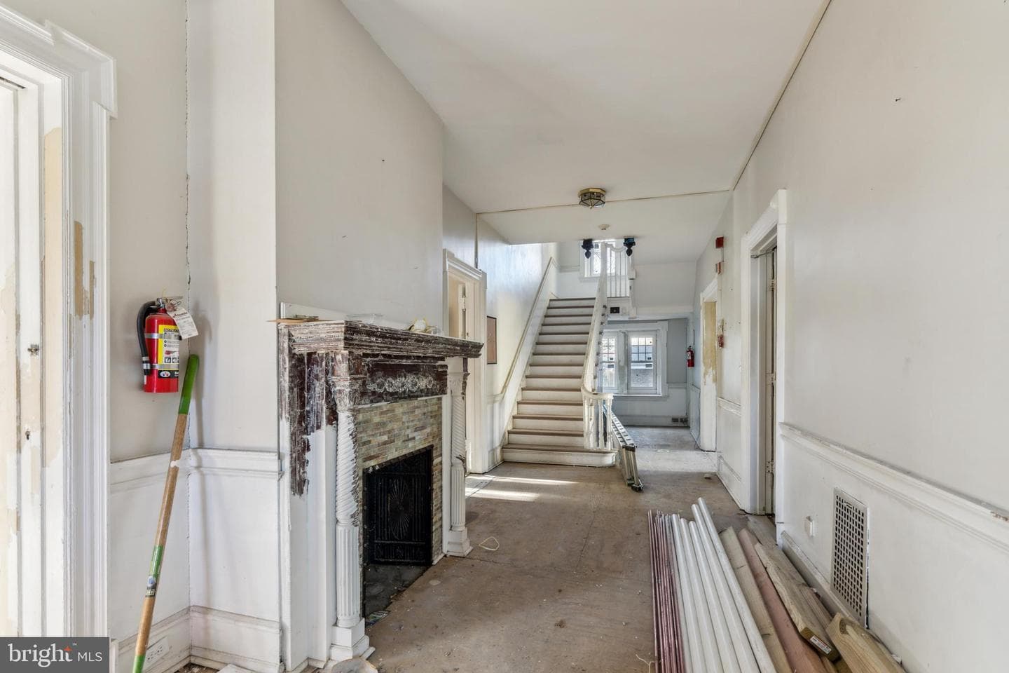 329 E Wister Street photo 3
