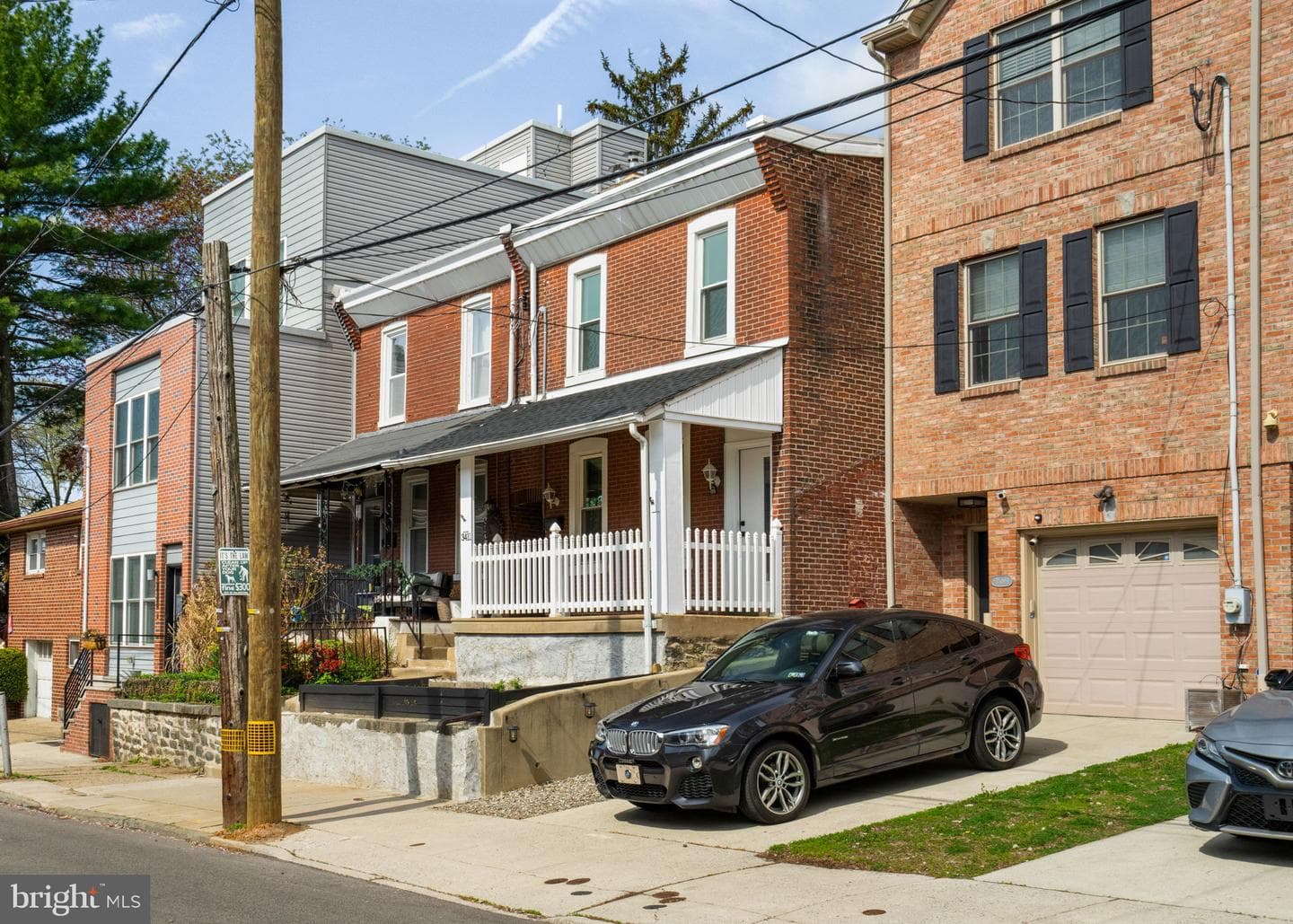 3411 Ainslie Street photo 3