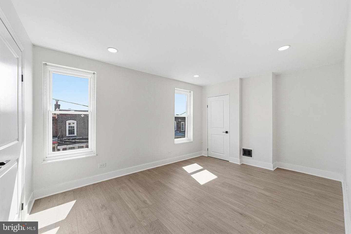 3411 Ainslie Street photo 38