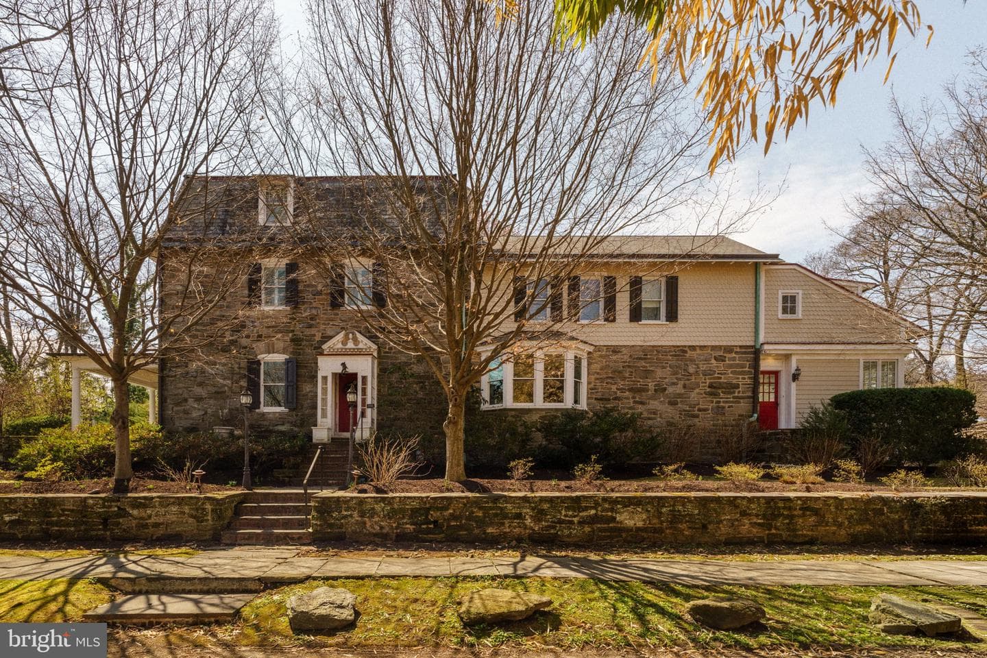 319 W Mermaid Lane photo 2