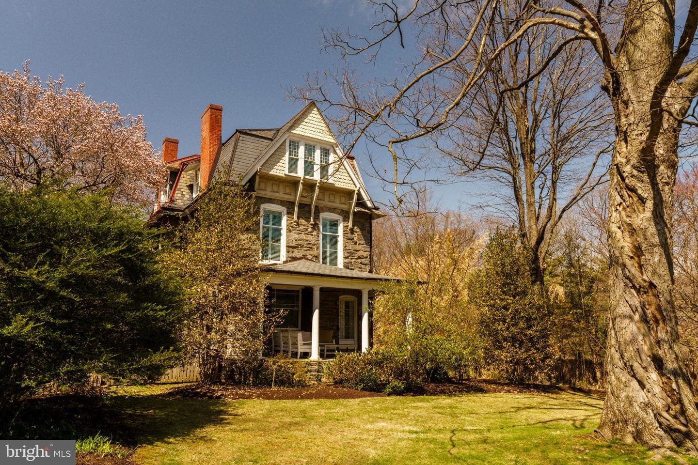 319 W Mermaid Lane photo 4